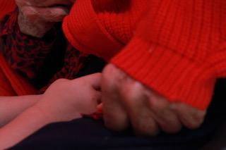 Main d'enfant dans la main de sa grand-mère.