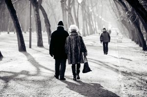 couple qui marche sur chemin de neige.